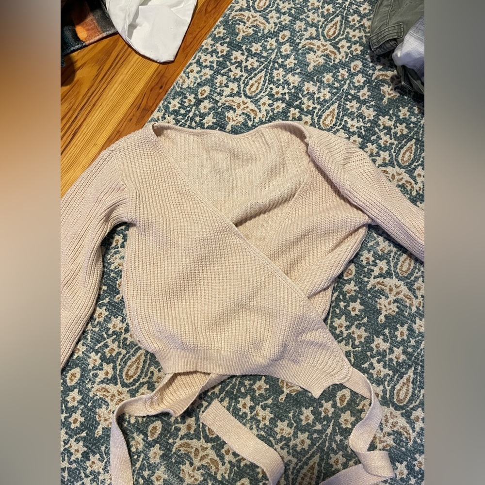 Wrap AE beige sweater